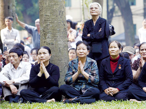 Người dân vái vọng từ đường Pasteur (Hà Nội). Người dân vái vọng từ đường Pasteur (Hà Nội)