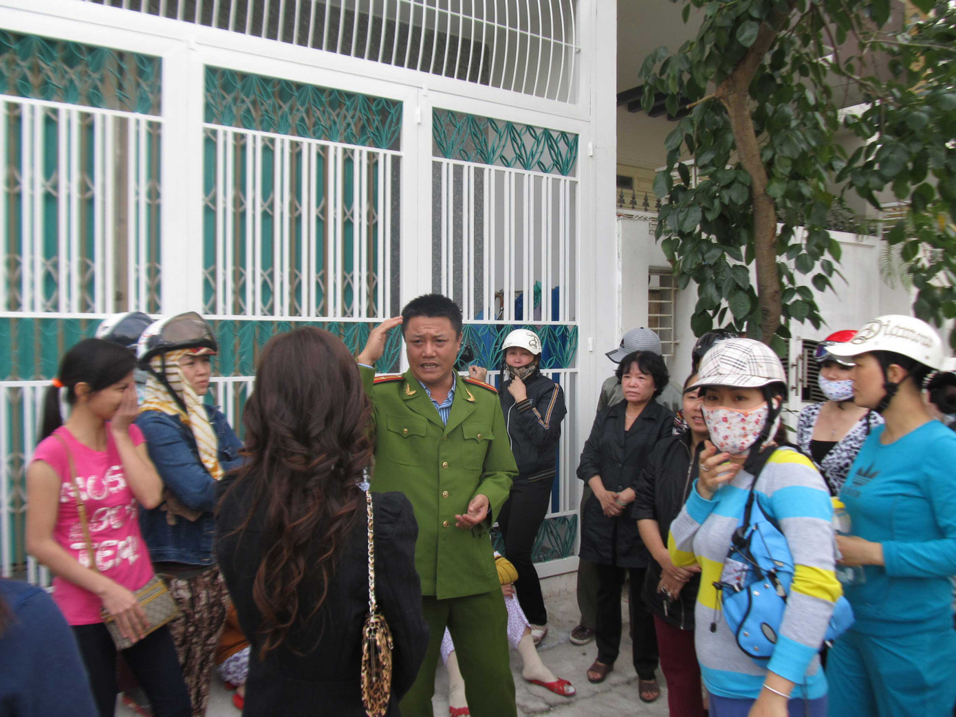 Công an vất vả giải thích. ảnh: Nam Cường