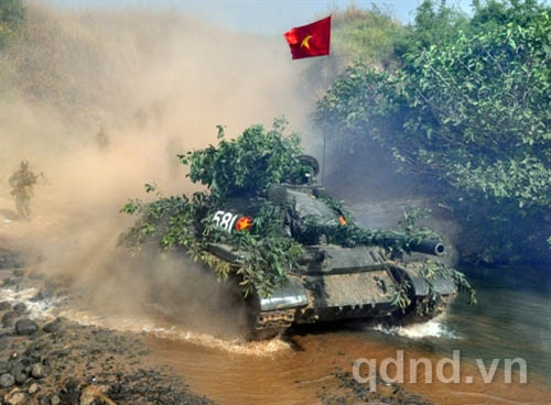 Xe tăng dẫn dắt bộ binh đột kích vào đội hình địch 