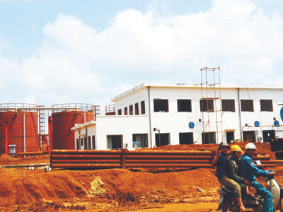 Công nhân công trường alumin Tân Rai tháng 10-2010 . Ảnh: Lữ Khách Công nhân công trường alumin Tân Rai tháng 10-2010