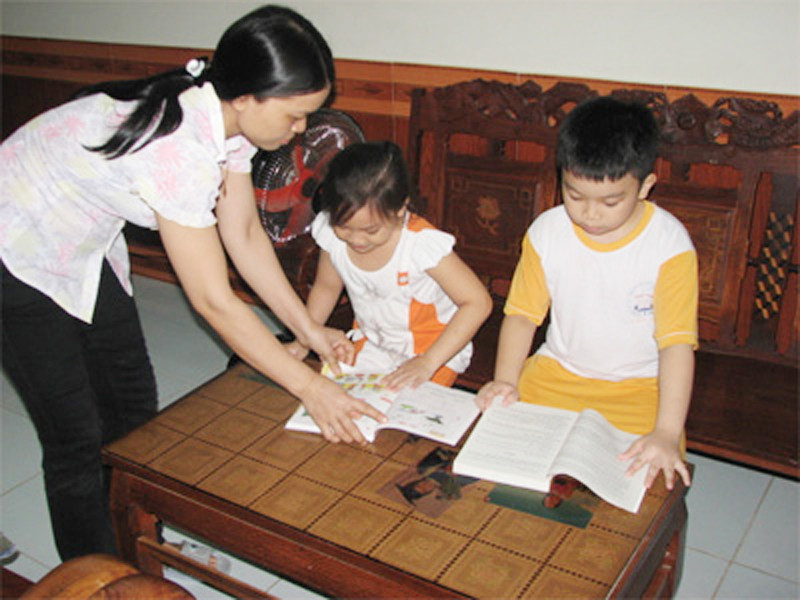 Chị Mai chăm con học ở nhà trong khi anh Phú làm nhiệm vụ trên biển xa. Chị Mai chăm con học ở nhà trong khi anh Phú làm nhiệm vụ trên biển xa