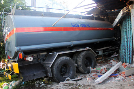 Chiếc xe bồn “ghim” đầu vào nhà dân