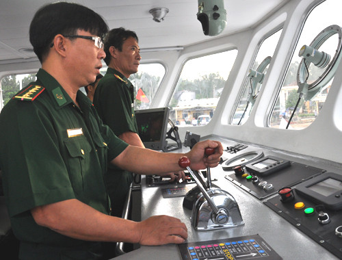 Buồng lái của tàu tuần tra, tìm kiếm cứu nạn. Kíp làm việc có 9 người, túc trực 24/24, bao gồm thuyền trưởng, máy trưởng, thông tin hàng hải, bác sĩ quân y cùng các thuyền viên, đầu bếp...