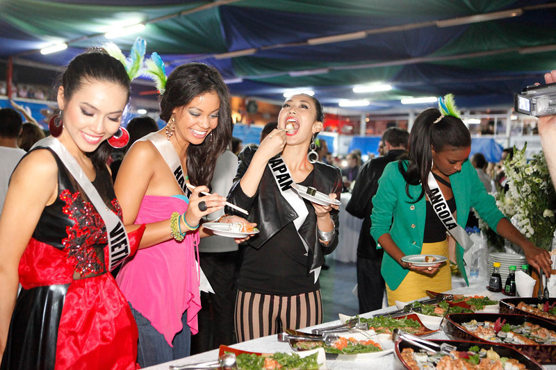 Hoàng My (ngoài cùng bên trái) cùng các thí sinh đến thăm trường dạy nhảy Samba