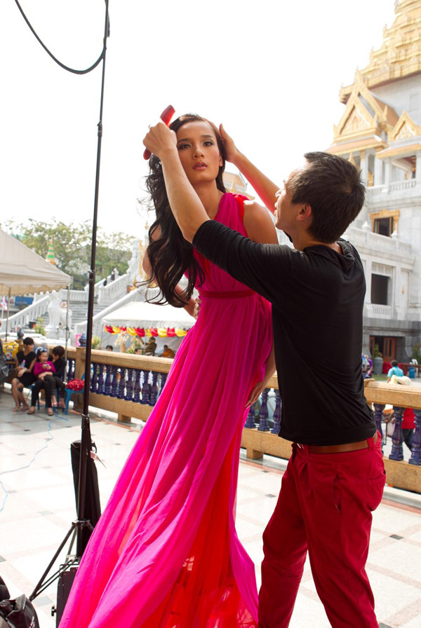 Lê Thúy đang được chuyên gia trang điểm Phước Lợi chỉnh tóc để chuẩn bị bước vào buổi chụp hình