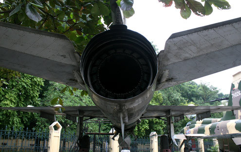 Chiếc B52 thứ hai trong đội hình bị trùm trong 'biển lửa'. Ngay sau đó, Phạm Tuân điều khiển máy bay thoát ly, quay về sân bay Yên Bái hạ cánh an toàn. Ngoài bắn hạ một chiếc B52, chiếc Mig21 còn bắn rơi 4 máy bay khác