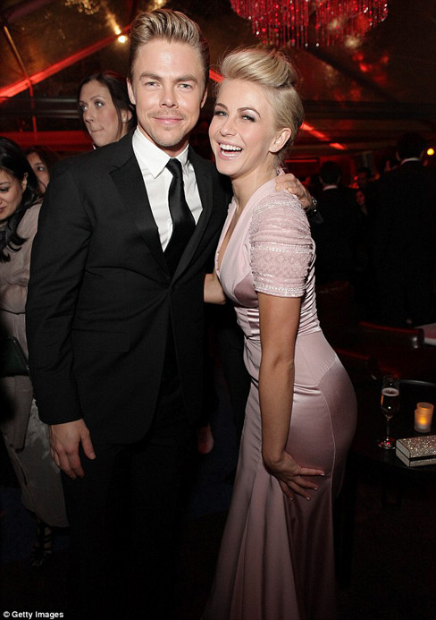Julianne Hough dự tiệc cùng em trai, vũ công chuyên nghiệp Derek Hough. Julianne Hough dự tiệc cùng em trai, vũ công chuyên nghiệp Derek Hough