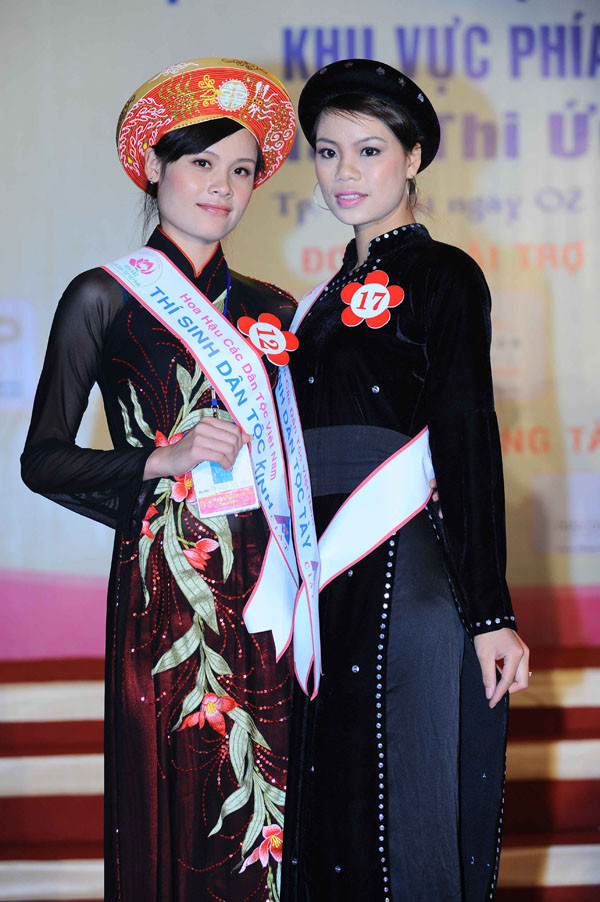 Nguyễn Thị Hà (SBD 12) và Hoàng Thị Hoa dân tộc Tày (SBD 17). Nguyễn Thị Hà(SBD 12) vàHoàng Thị Hoa dân tộc Tày (SBD 17)