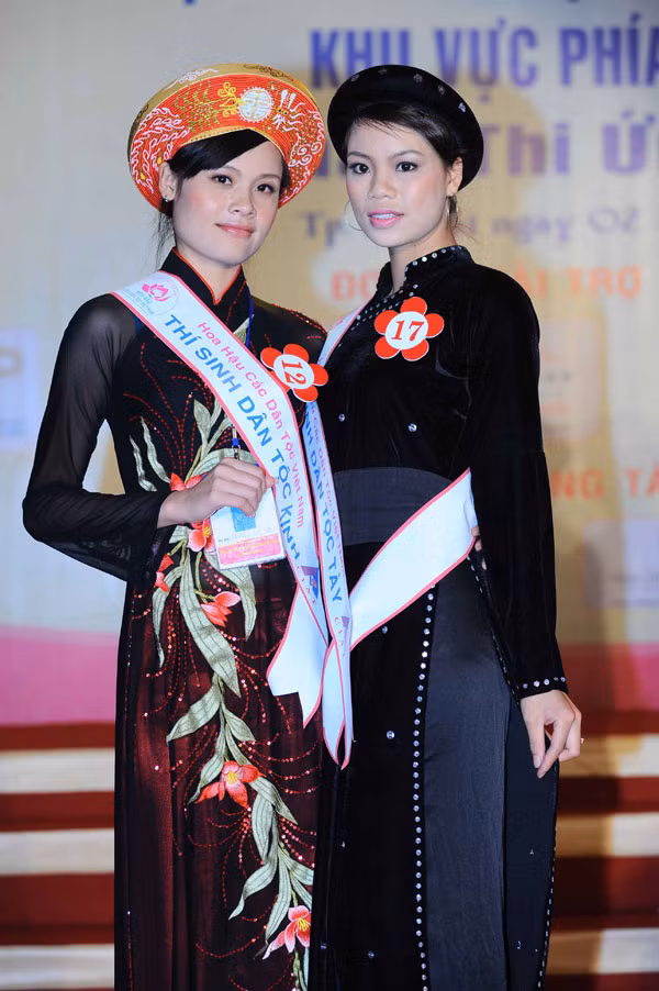 Nguyễn Thị Hà(SBD 12) vàHoàng Thị Hoa dân tộc Tày (SBD 17)