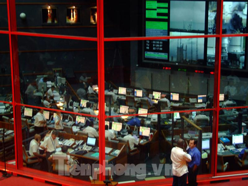 Các chuyên gia phòng điều khiển Jupiter đang kiểm tra lại những thông số cuối cùng trước khi "khai hỏa". Ảnh: Hải Hà.