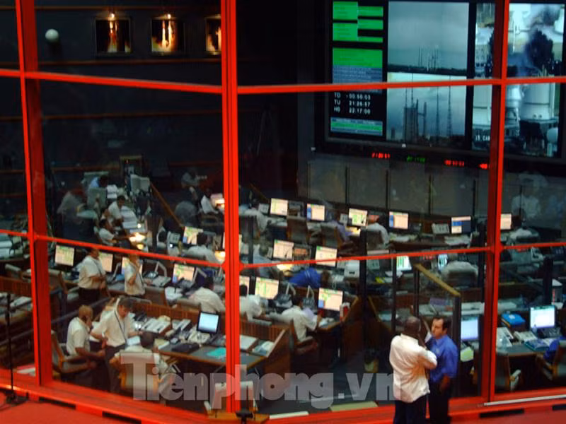 Các chuyên gia phòng điều khiển Jupiter đang kiểm tra lại những thông số cuối cùng trước khi "khai hỏa". Ảnh: Hải Hà.