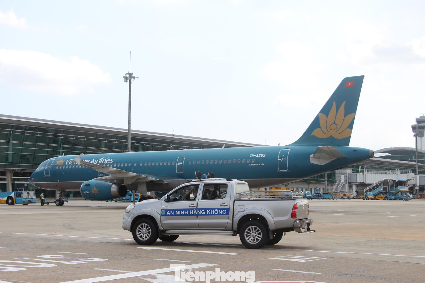 Việc khai thác trở lại hai đường băng sân bay Tân Sơn Nhất được kỳ vọng sẽ giải tỏa áp lực giao thông trong dịp lễ 30/4 - 1/5 sắp tới.