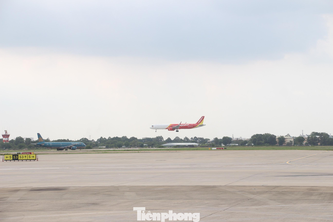 Máy bay trên đường băng Tân Sơn Nhất vào chiều 25/4.