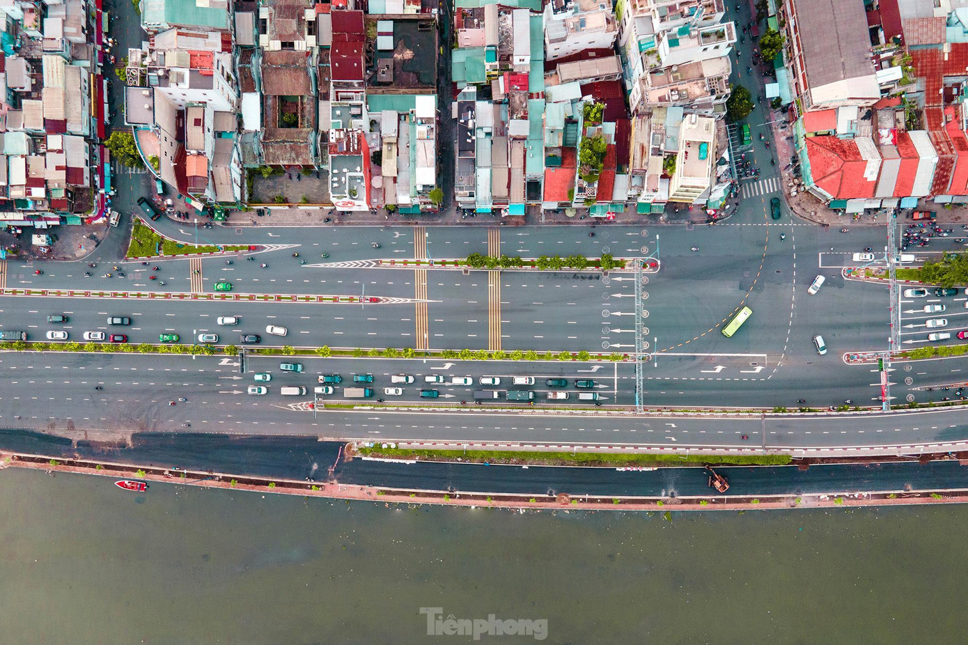 Đường song hành với đường Võ Văn Kiệt (ngoài cùng bên dưới) nhìn từ trên cao. Ảnh tư liệu: Phạm Nguyễn Đường song hành với đường Võ Văn Kiệt (ngoài cùng bên dưới) nhìn từ trên cao. Ảnh tư liệu: Phạm Nguyễn