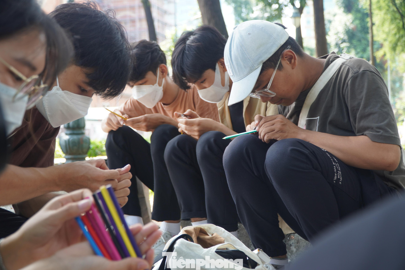 Có xuất xứ từ Nhật Bản, sau khi được du nhập về Việt Nam, điêu khắc trên bút chì dần thu hút nhiều bạn trẻ Việt Nam tìm hiểu và trở thành một bộ môn nghệ thuật được giới học sinh, sinh viên Việt Nam yêu thích và phát triển thành các nhóm, câu lạc bộ từ Bắc vào Nam.