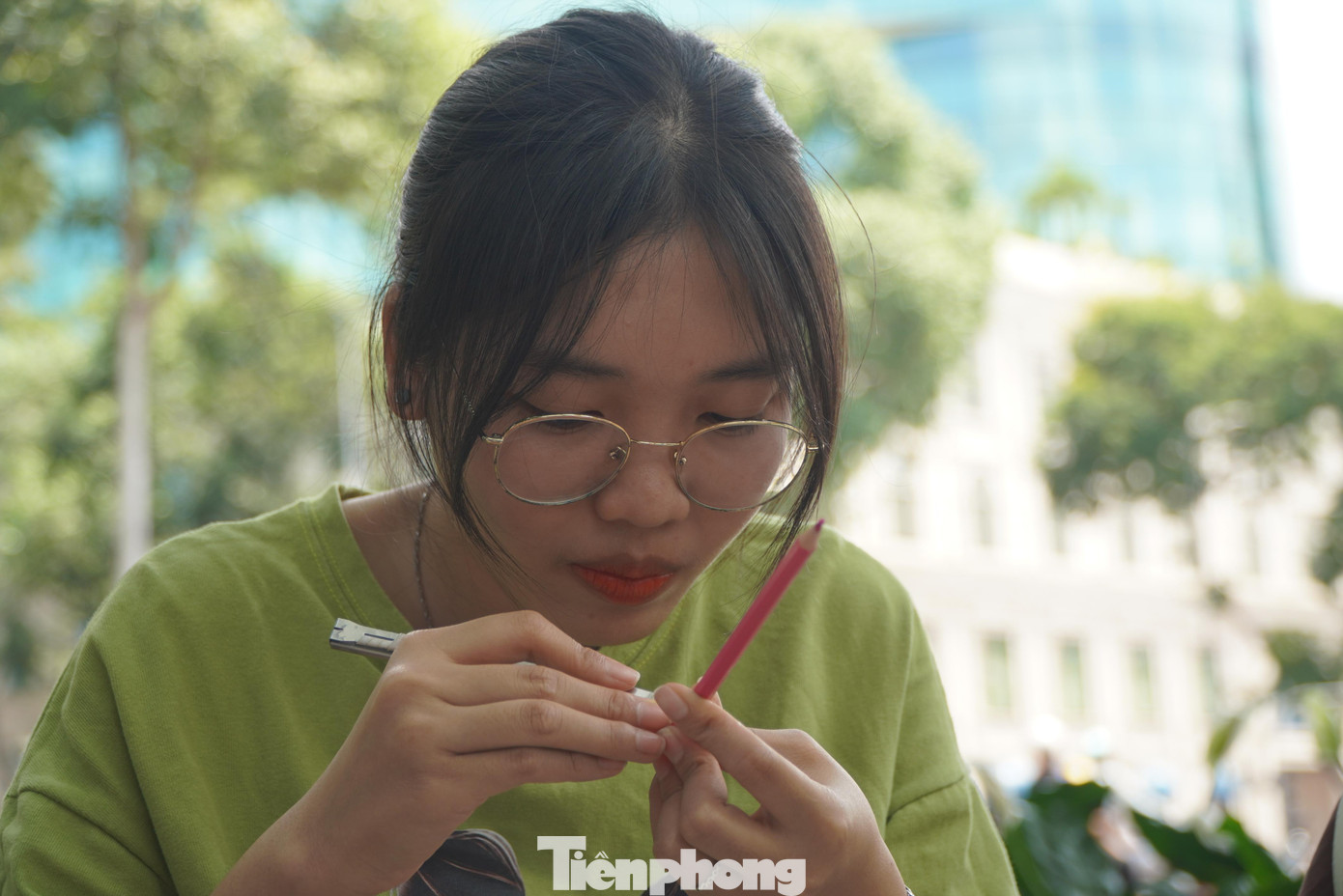 Bạn Hải Ly, thành viên CLB Điêu khắc bút chì TPHCM cho biết, sau hơn 6 năm tham gia điêu khắc đến nay cô bạn đã tạo ra khoảng hơn 1.000 sản phẩm. “Tham gia điêu khắc bút chì giúp tâm tính mình thay đổi theo chiều hướng tốt hơn. Tập trung, kiên trì, không từ bỏ và luôn cố gắng hoàn thành mục tiêu mà bản thân đưa ra là những điều mà mình học được”, Hải Ly chia sẻ.