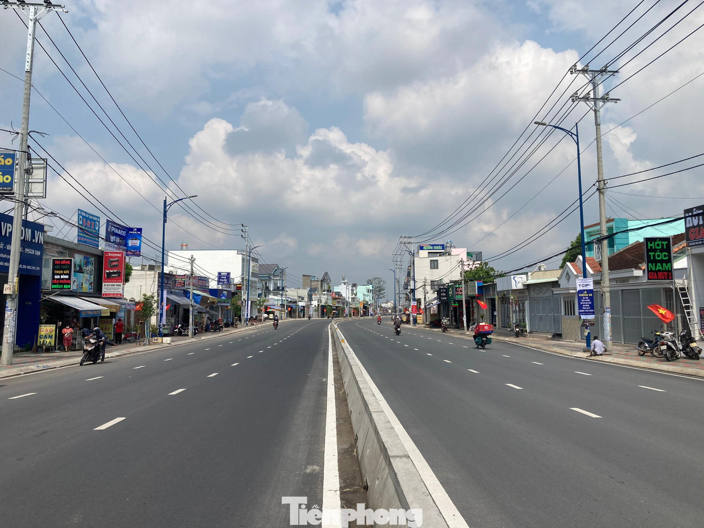 Được nâng cấp từ 7 mét lên 30 mét, đường Đặng Thúc Vịnh được kỳ vọng sẽ nâng cao năng lực giao thông cửa ngõ TPHCM với các địa phương. Được nâng cấp từ 7 mét lên 30 mét, đường Đặng Thúc Vịnh được kỳ vọng sẽ nâng cao năng lực giao thông cửa ngõ TPHCM với các địa phương.