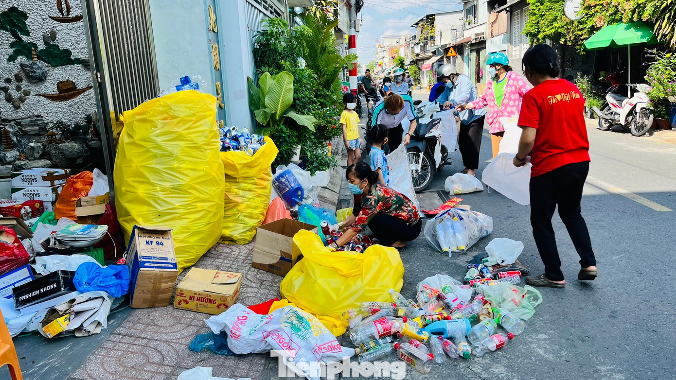 Được biết, đến nay đã có nhiều phường tại TP Thủ Đức tổ chức tặng quà cho người dân thông qua hình thức đổi phế liệu. Trong đó, phường Bình Thọ, đã 3 lần tổ chức chương trình “đổi rác thải tái chế lấy gạo”. Cứ 1kg rác tái chế được đổi ngang 1 kg gạo. Tổng cộng phường đã phát ra gần 3 tấn gạo.