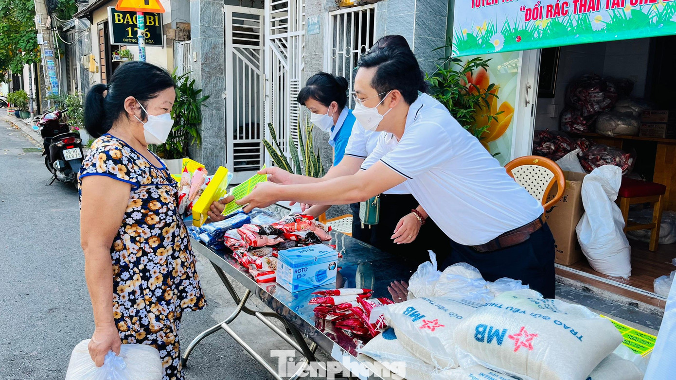 Ông Lê Trần Hồng Ân, Chủ tịch UBMTTQVN phường Phước Long A cho biết: “Người dân ngày càng nhận thức tốt và tự giác hơn trong hoạt động giữ gìn vệ sinh, văn minh và mỹ quan đô thị, hạn chế sử dụng đồ nhựa dùng một lần. Đó là nhờ sự kiên trì vận động của các ban ngành, đoàn thể và 6 khu phố”.