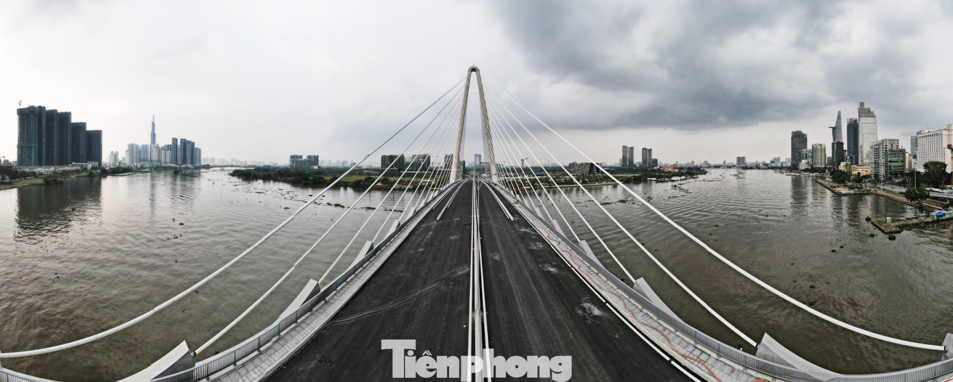 Cầu Thủ Thiêm 2 có kiến trúc cầu rồng kết nối đôi bờ sông Sài Gòn. Ảnh: Phạm Nguyễn