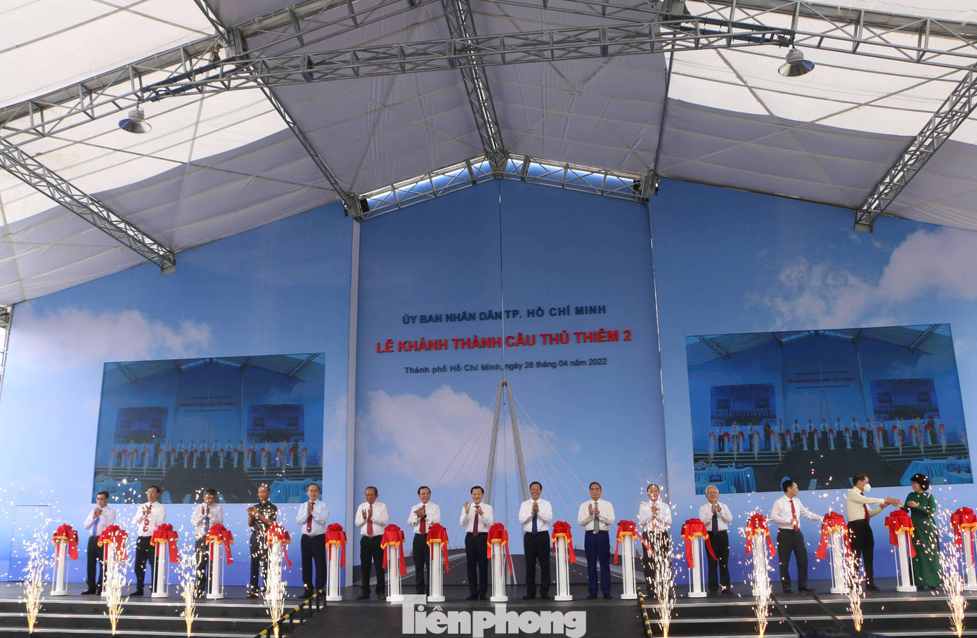 Các đại biểu thực hiện nghi thức cắt băng khánh thành và thông xe cầu Thủ Thiêm 2.