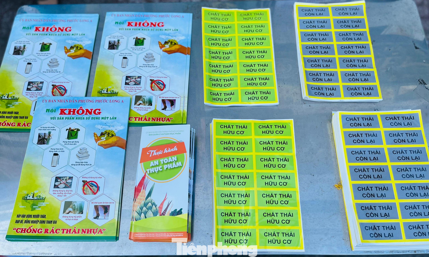 Ông Lê Hữu Nghị, Chủ tịch UBND phường Bình Thọ cho biết, phường đã thống nhất với đơn vị tài trợ là tặng gạo bằng cách đổi rác thải tái chế. “Người dân sẽ cảm thấy món quà thêm giá trị bởi họ đã có phần đóng góp công sức khi mang sản phẩm đến trao đổi”, ông Nghị chia sẻ.