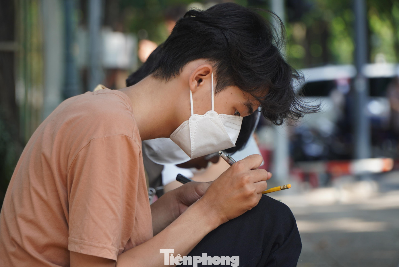 Để thành thạo môn nghệ thuật này, người chơi cần vài tháng làm quen với dao khắc và bắt đầu từ những họa tiết và những nét chữ đơn giản.