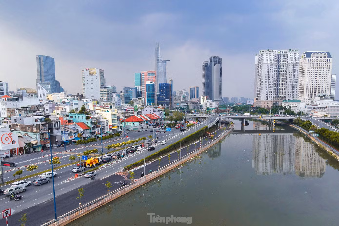 Đường song hành với đường Võ Văn Kiệt (bên phải) giúp giải quyết vấn đề giao thông nội đô TPHCM và cải thiện mỹ quan bờ kênh Bến Nghé. Ảnh tư liệu: Phạm Nguyễn