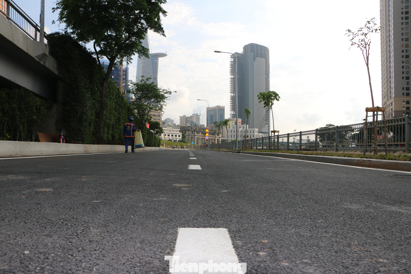 Trên nhánh đường song hành Võ Văn Kiệt (đường mới xây dựng): Tổ chức một chiều theo hướng lưu thông từ đường Nguyễn Thái Học đến đường Pasteur, cấm ôtô tải có khối lượng chuyên chở trên 2,5 tấn đi qua, đồng thời cấm dừng xe và đỗ xe. Ảnh: Hữu Huy Trên nhánh đường song hành Võ Văn Kiệt (đường mới xây dựng): Tổ chức một chiều theo hướng lưu thông từ đường Nguyễn Thái Học đến đường Pasteur, cấm ôtô tải có khối lượng chuyên chở trên 2,5 tấn đi qua, đồng thời cấm dừng xe và đỗ xe. Ảnh: Hữu Huy