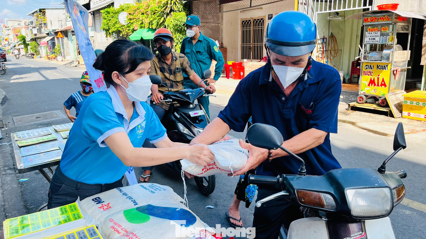 Cầm trên tay phần quà, ông Hồ Ngọc Sang, 66 tuổi, ngụ phường Phước Long A chia sẻ: “Nghe khu phố thông báo có hoạt động đổi quà tặng, tôi mang theo chồng giấy báo cũ cùng vỏ lon, vỏ chai nhựa đến thì được nhận ngay một phần quà”.