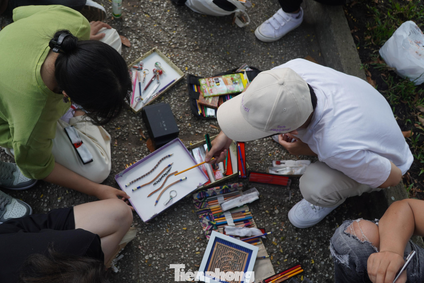 Câu lạc bộ Điêu khắc bút chì TPHCM được thành lập từ khoảng năm 2014. Thành viên trong nhóm là các bạn trẻ có độ tuổi từ 15-30 có chung đam mê với công việc tỉ mỉ trên chiếc bút chì nhỏ nhắn.