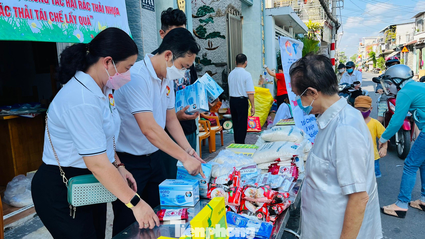 Ngay từ sớm, người dân đã nô nức mang vỏ chai, vỏ lon, cùng sách báo cũ đến các địa điểm trên để đổi lấy quà.