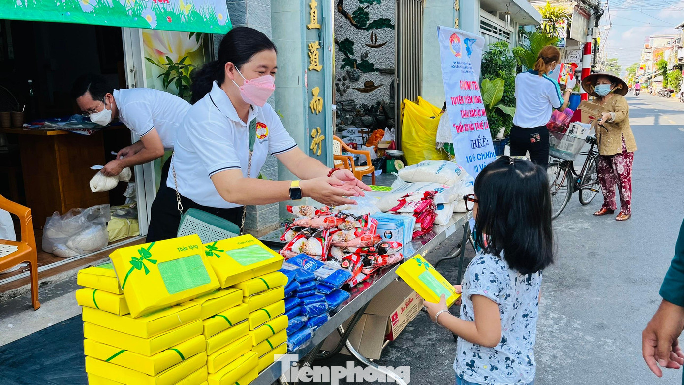 Chỉ trong hai giờ, hàng nghìn vỏ chai nhựa, lon bia và hơn 800kg rác tái chế được người dân nô nức chở đến, hưởng ứng phong trào “xanh -sạch - đẹp” và thực hiện phân loại rác tại nguồn.