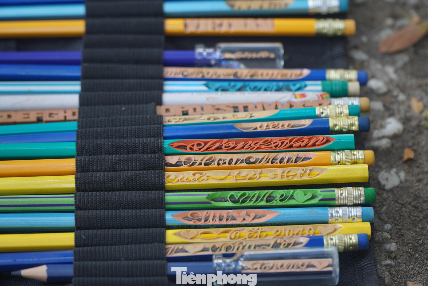 Bên cạnh đó, việc chọn bút chì để khắc cũng rất quan trọng vì nó ảnh hưởng đến chất lượng tạo hình và màu sắc của hình khắc. Loại bút chì pha nhựa là dễ khắc nhất.