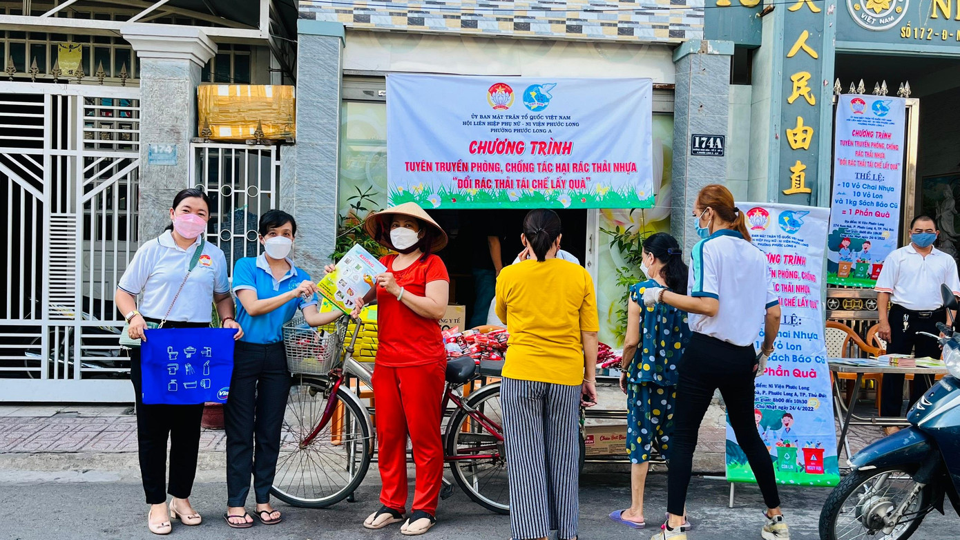 Ngày 24/4, tại Ni viện Phước Long (phường Phước Long A), trụ sở khu phố Phước Lai, (phường Long Trường) và công viên khu phố 3 (phường Phước Bình), TP Thủ Đức đã đồng loạt diễn ra hoạt động “đổi rác thải tái chế lấy quà”.