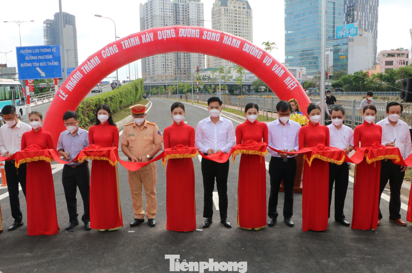 Đại biểu cắt băng khánh thành, thông xe đường song hành với đường Võ Văn Kiệt. Ảnh: Phong Nguyễn Đại biểu cắt băng khánh thành, thông xe đường song hành với đường Võ Văn Kiệt. Ảnh: Phong Nguyễn