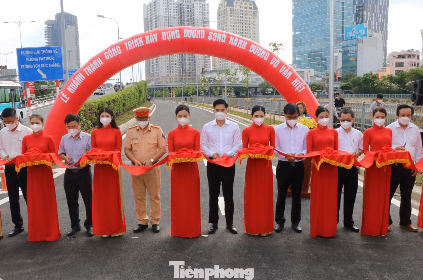 Đại biểu cắt băng khánh thành, thông xe đường song hành với đường Võ Văn Kiệt. Ảnh: Phong Nguyễn