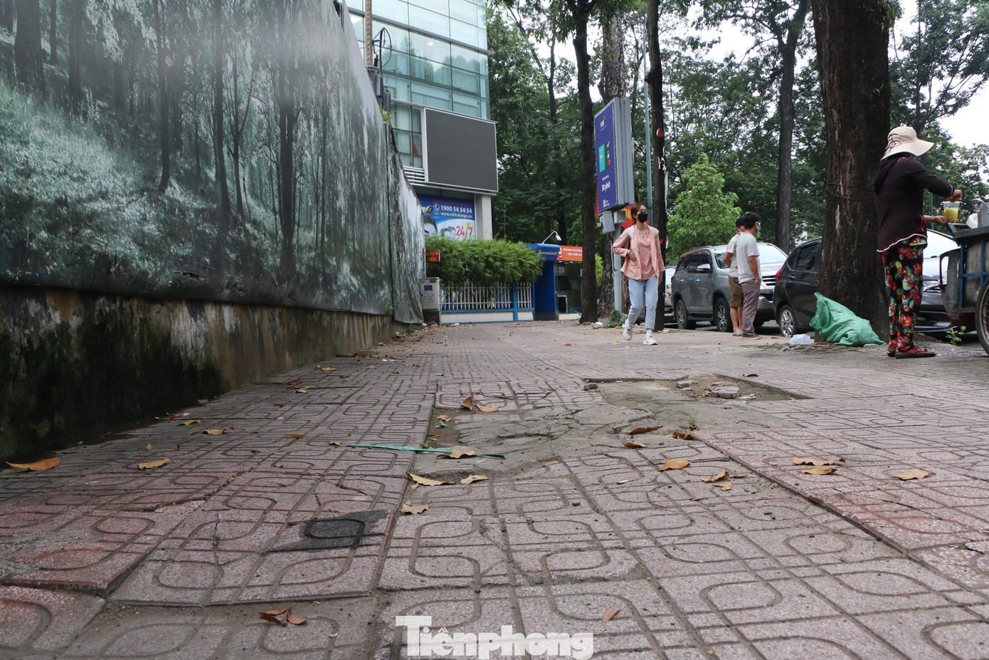 Hiện tại vỉa hè xung quanh Hồ Con Rùa đang xuống cấp, ảnh hưởng đến việc đi lại của người dân và mất mỹ quan đô thị. Hiện tại vỉa hè xung quanh Hồ Con Rùa đang xuống cấp, ảnh hưởng đến việc đi lại của người dân và mất mỹ quan đô thị.