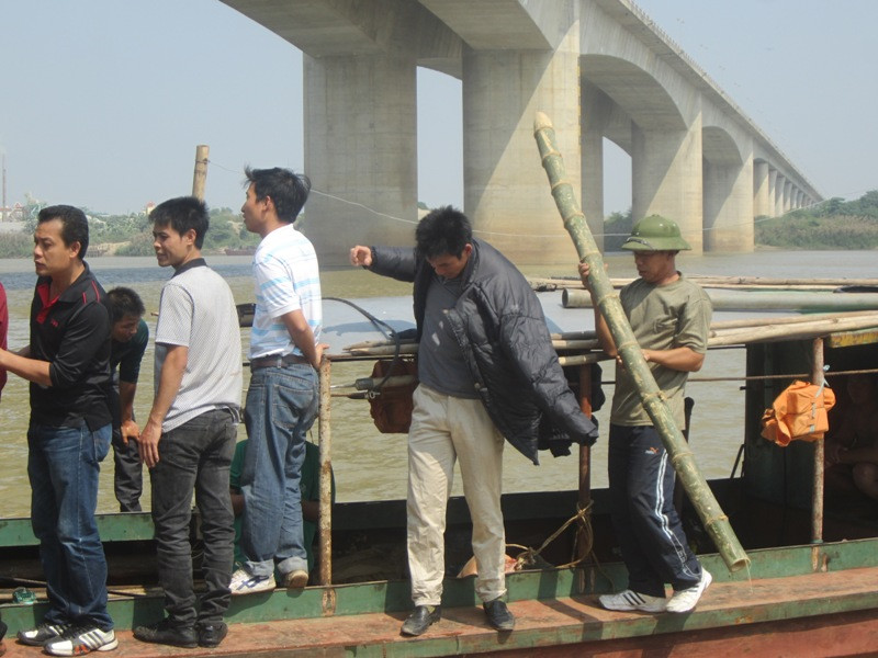 Sau những nỗ lực tìm kiếm, đến trưa vẫn chưa có kết quả gì