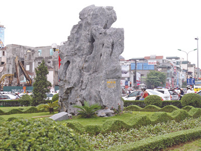 Khối đá khắc chữ đánh dấu Đàn Xã Tắc. ẢNH: Ngọc Châu. Khối đá khắc chữ đánh dấu Đàn Xã Tắc. ẢNH: NGọC CHÂU