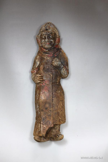 Tại khu lăng mộ được khai quật, các nhà khảo cổ học phát hiện nhiều vật trang trí mang đặc trưng văn hóa của giai đoạn này. Trong ảnh là một bức tượng gốm được khai quật từ ngôi mộ của Tiêu hoàng hậu