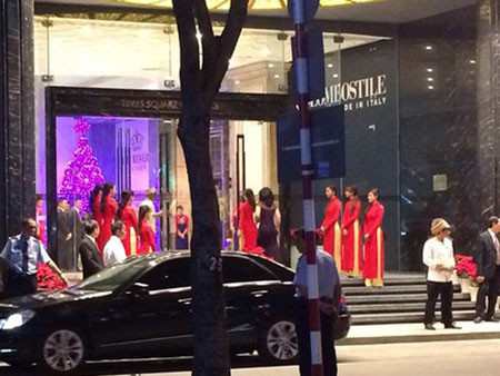 Chỉ những ai có thiếp mời mới được bảo vệ tòa nhà cho vào