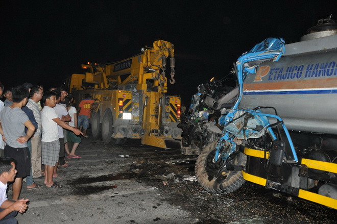 Hàng trăm người dân bàng hoàng chứng kiến vụ tai nạn. Ảnh: Đình Vũ. Hàng trăm người dân bàng hoàng chứng kiến vụ tai nạn. Ảnh: Đình Vũ