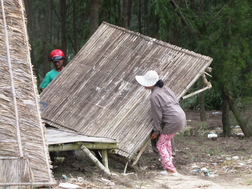 Người dân khẩn trương tránh bão 