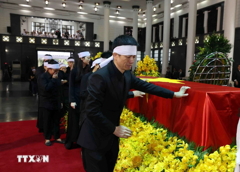 Các con, cháu bên linh cữu Tổng Bí thư Nguyễn Phú Trọng. Ảnh: TTXVN