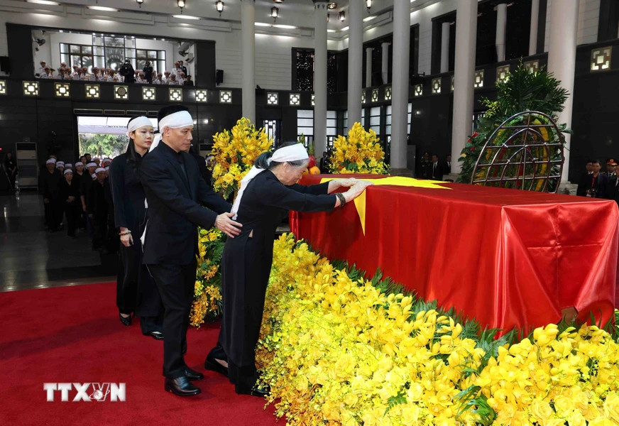 Phu nhân Ngô Thị Mận bên linh cữu Tổng Bí thư Nguyễn Phú Trọng. Ảnh: TTXVN