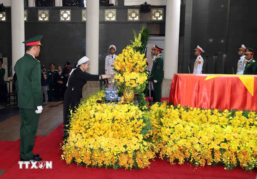 Phu nhân Ngô Thị Mận thắp hương viếng Tổng Bí thư Nguyễn Phú Trọng. Ảnh: TTXVN