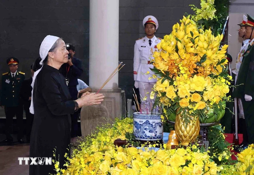 Phu nhân Ngô Thị Mận thắp hương viếng Tổng Bí thư Nguyễn Phú Trọng. Ảnh: TTXVN