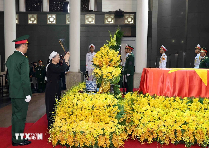 Phu nhân Ngô Thị Mận thắp hương viếng Tổng Bí thư Nguyễn Phú Trọng. Ảnh: TTXVN