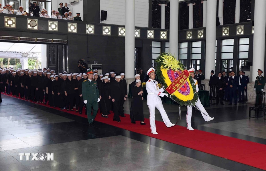 Đoàn gia đình gồm vợ cùng các con, cháu, chắt vào viếng Tổng Bí thư Nguyễn Phú Trọng. Ảnh: TTXVN